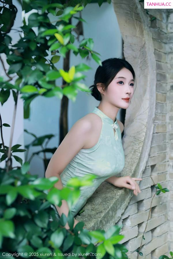   [XiuRen]高清写真图 2025.07.11 No.10538 南乔 绿色旗袍第15张图片